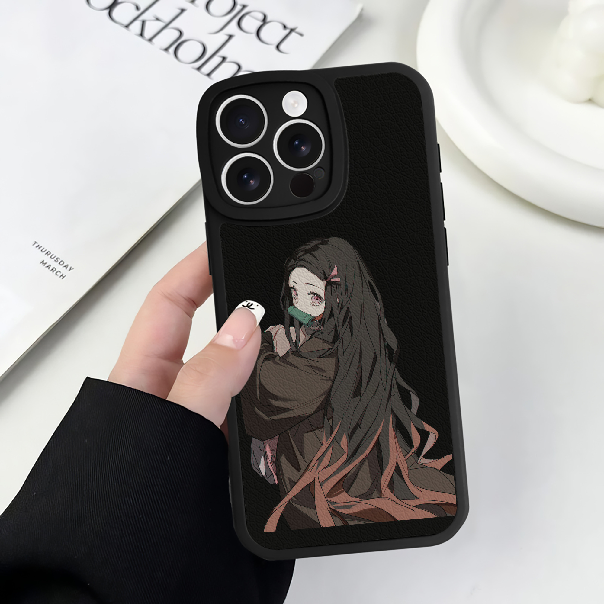 （画像用） 鬼滅の刃（きめつのやいば）竈門 禰󠄀豆子／かまど ねずこ Kamado Nezuko 【iPhone 16シリーズ対応】シリコンスマホケース（レザー調） 材質：シリコン
